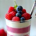 과일과 요거트가 층층이 쌓인 파르페